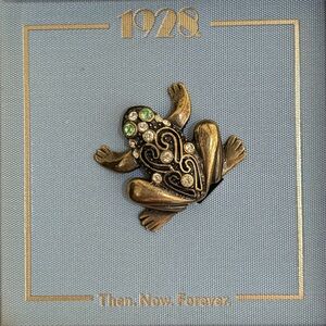 New 1928 Jewelry Company Vintage Frog Pin in original box